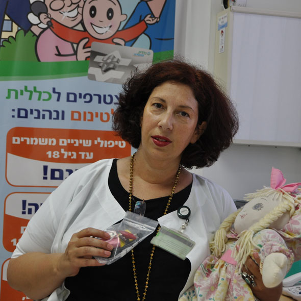 טיפול בהרטבה תמר גבעוני עם בובה